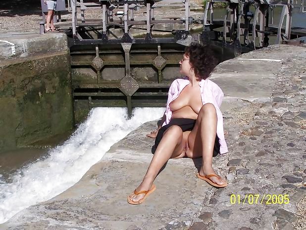 Alex en flashing dans plusieurs lieux