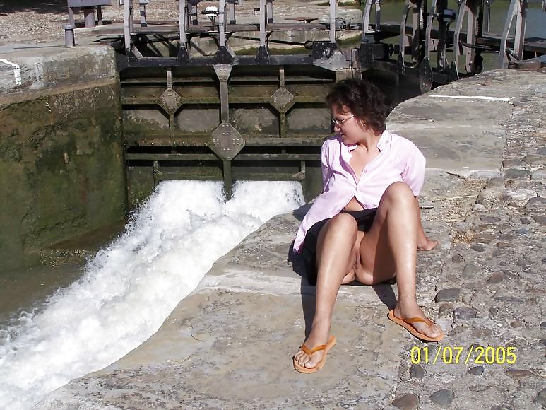 Alex en flashing dans plusieurs lieux