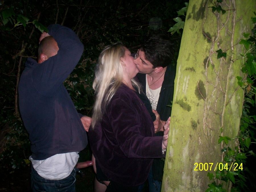 Scènes de dogging avec une belle blonde en forêt