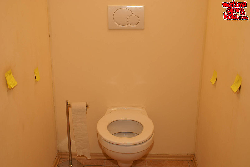 Mature dans les toilettes publiques en gloryhole
