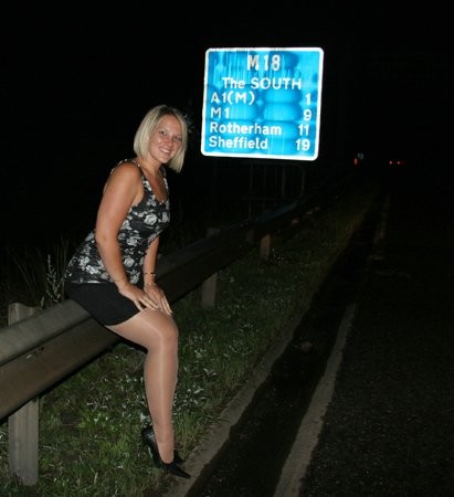 Mature dans les toilettes publiques en gloryhole