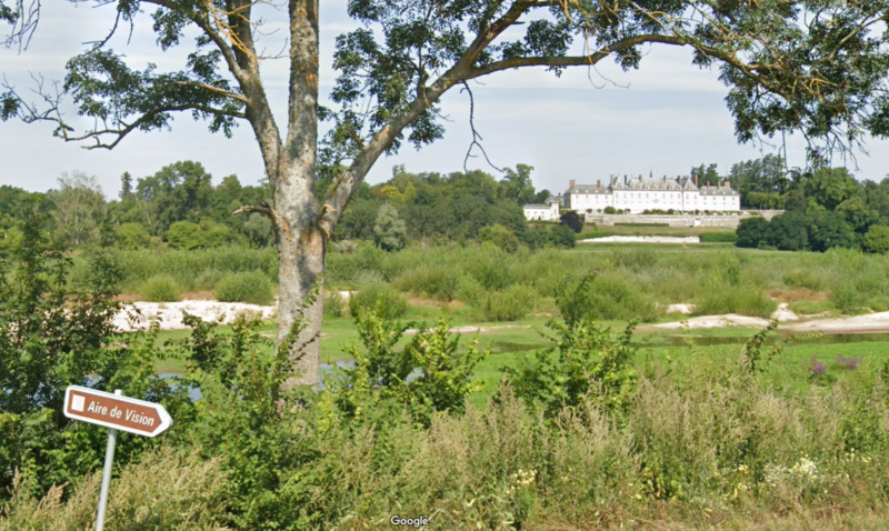 Face au château de Menars