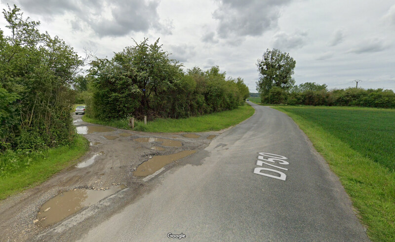 Parking du Cimetière militaire sur la D750 Clacy-et-Thierret
