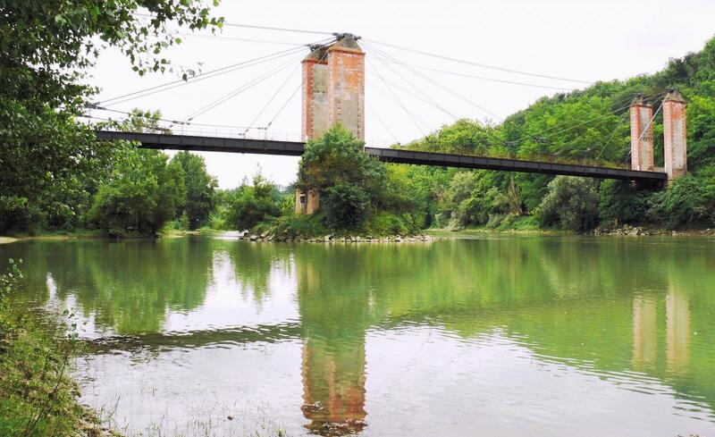 Vieux pont suspendu de Bourret