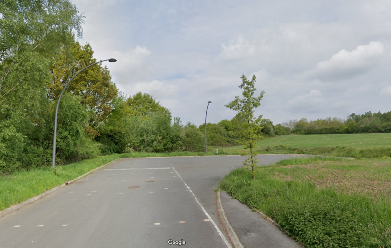 Parking discret après Vynex DONCHERY